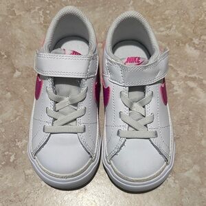 Nike Kids Sneakers in White and Pink